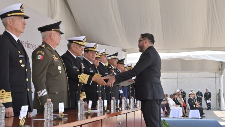 El titular de la dependencia armada, Raymundo Pedro Morales Ángeles, exhortó a los egresados a conducirse bajo los principios de legalidad y justicia.