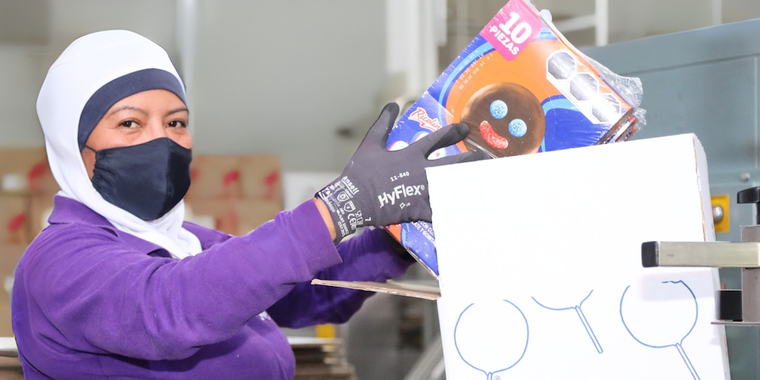 Una colaboradora en la planta de Toluca empaca el emblemático producto.