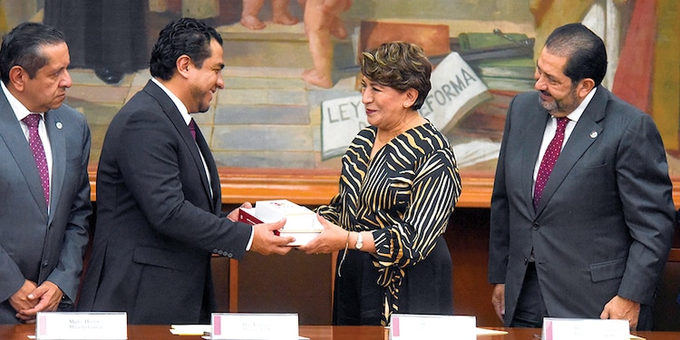 ANTES de su discurso, hizo entrega de su Informe de Gobierno al Congreso.