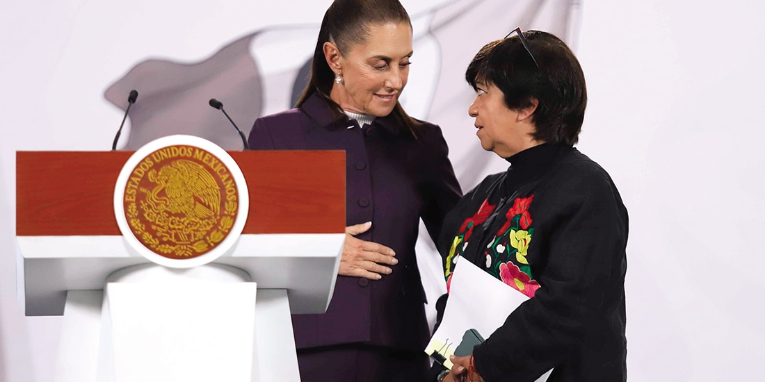 La Presidenta Claudia Sheinbaum y Edna Elena Vega Rangel, secretaria de Desarrollo Agrario Territorial y Urbano, ayer, en conferencia de prensa.