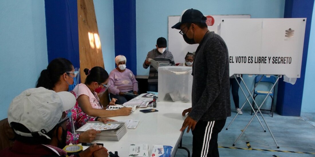Un ciudadano oaxaqueño acudió a las urnas a emitir su sufragio en uno de los cinco mil lugares instalados, ayer.