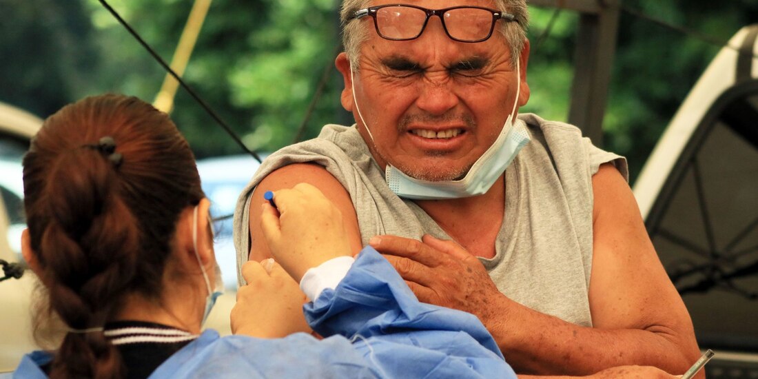 Una persona que se ubica entre el rango de edad de 50 a 59 años recibe la vacuna contra COVID-19.
