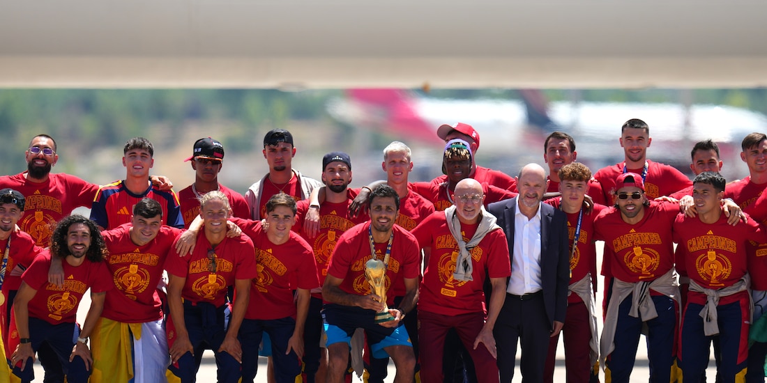 Jugadores de la selección española posan con el trofeo tras ganar la Copa Mundial a su arribo al aeropuerto de Barajas en Madrid.