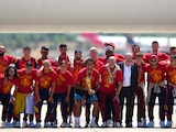 Jugadores de la selección española posan con el trofeo tras ganar la Copa Mundial a su arribo al aeropuerto de Barajas en Madrid.