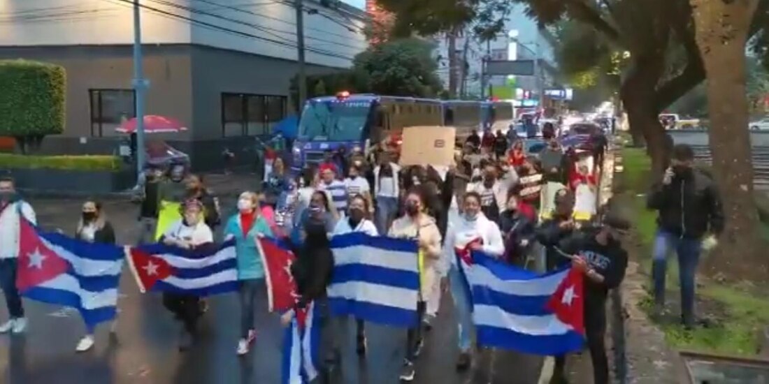Manifestantes marchan de la Embajada de Cuba en México al Zócalo capitalino.
