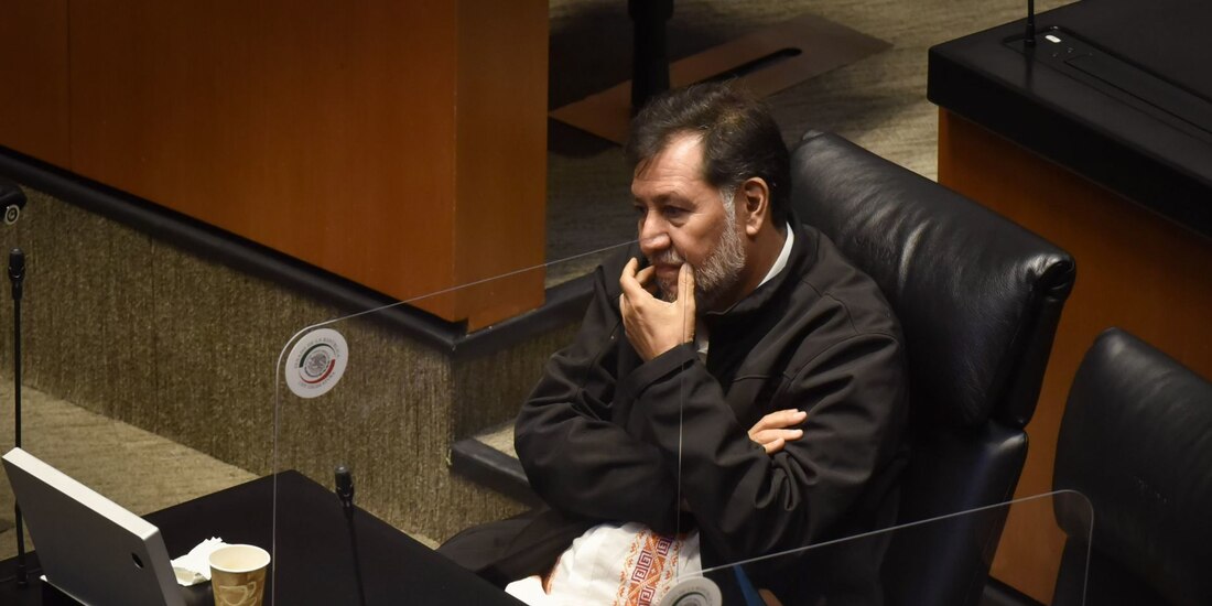 Gerardo Fernández Noroña en la sesión de la Comisión Permanente, realizada en el Salón de Plenos de la Cámara de Senadores