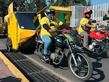 MOTOTAXISTAS a su llegada a San Lázaro, ayer.