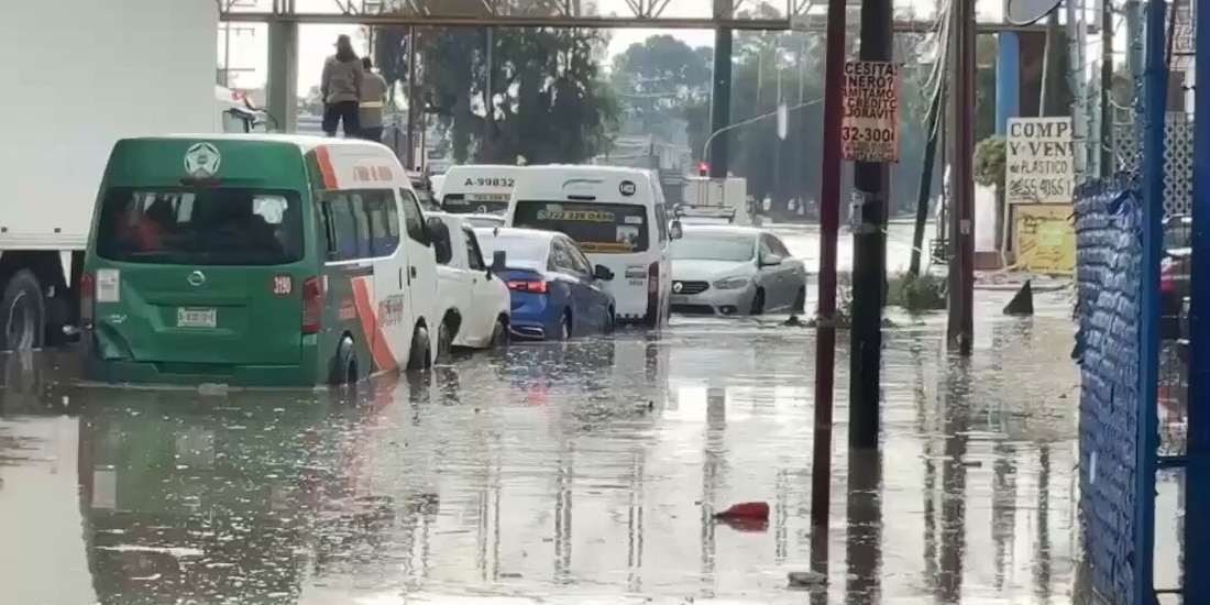 Inundación sobre la carretera México-Texcoco, el oriente del Estado de México, el 4 de agosto de 2026.