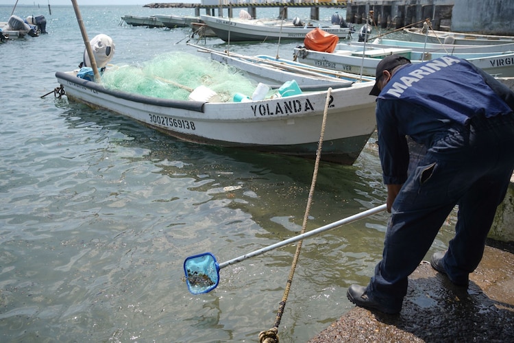 Labores de limpieza tras derrame de hidrocarburo