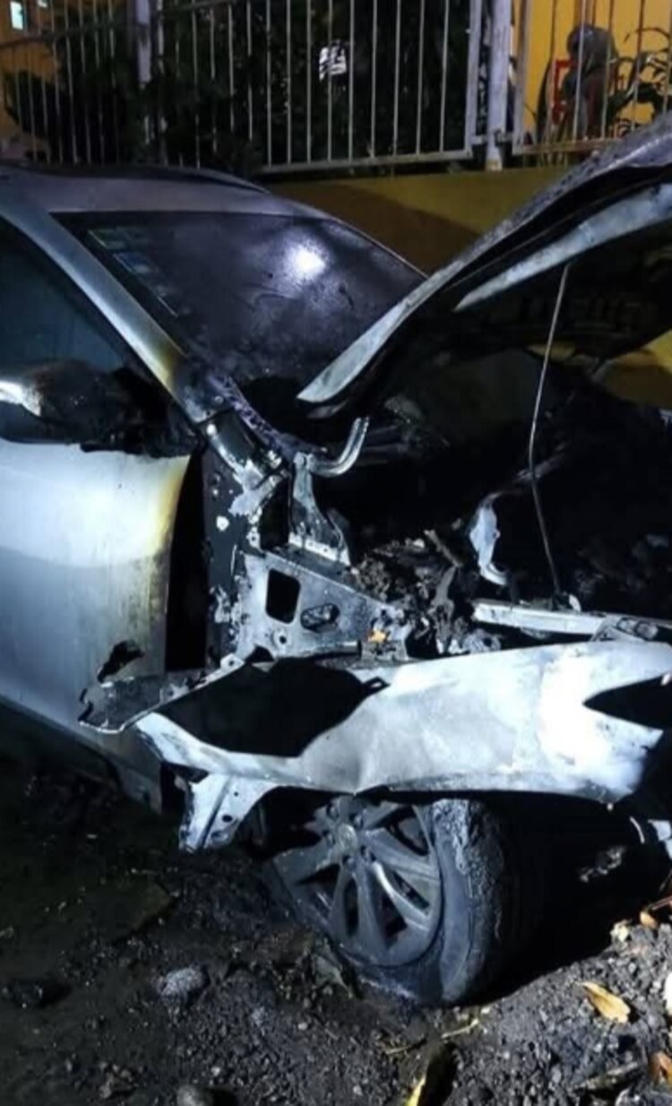 El auto de la candidata de MC a síndica de La Antigua, Diana López, quedó totalmente calcinado, ayer.