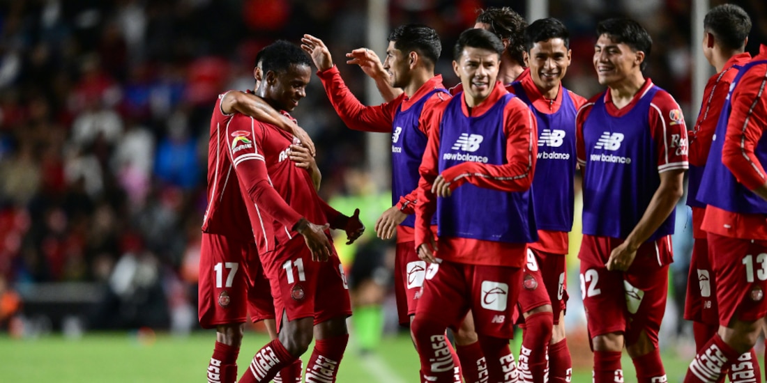 Helinho celebrando su anotación ante Querétaro con sus compañeros.