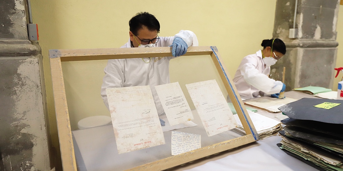 Especialistas del Cencropam, al realizar labores de conservación del archivo en 2023