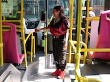 Clara Brugada saluda a la conductora de una unidad de RTP, ayer.