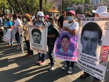 A 90 meses de su desaparición, familiares de los 43 normalistas de Ayotzinapa marchan en CDMX.