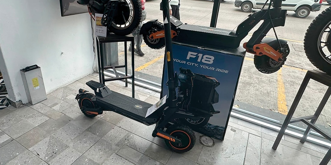 Una tienda oferta patines eléctricos, ayer, en la Ciudad de México a precios accesibles.