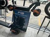 Una tienda oferta patines eléctricos, ayer, en la Ciudad de México a precios accesibles.