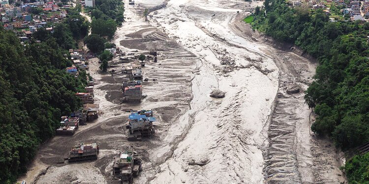 Propiedades dañadas después de una inundación repentina en Trishuli, Nepal, ayer.