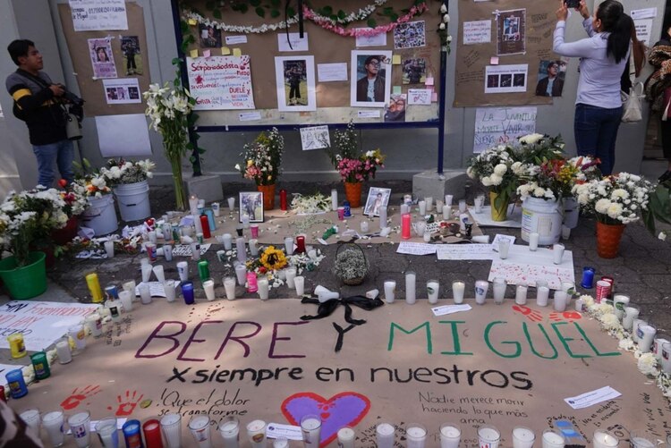 Honran a los fotógrafos Berenice Giles y Miguel Hernández