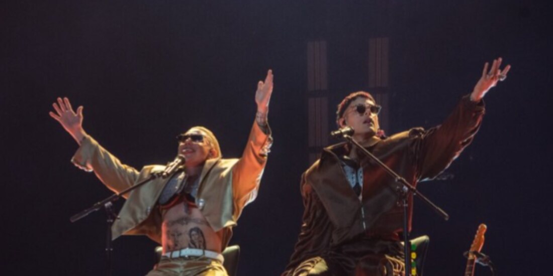 Los cantantes Paco Amoroso y Ca7riel, en el concierto de CDMX, anoche.