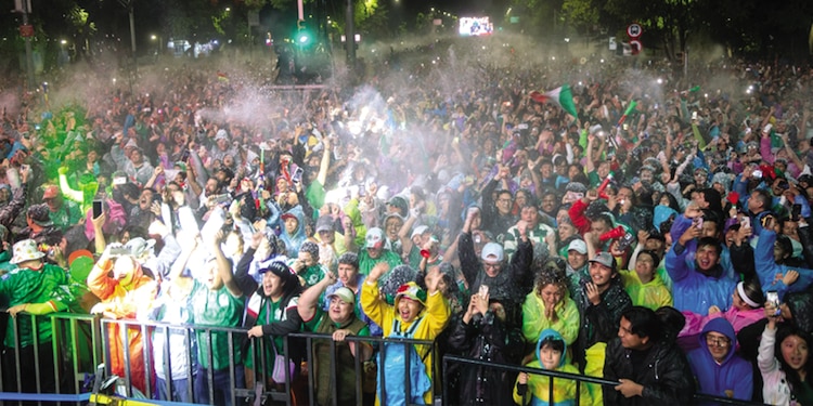 Los aficionados mexicanos y extranjeros compartieron en la capital la fiesta y la alegría del futbol; además, el personal de limpieza cuidó los espacios.