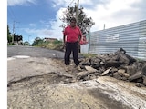Santiago Enríquez, vecino de la calle Guadalupe Victoria, muestra un bache.
