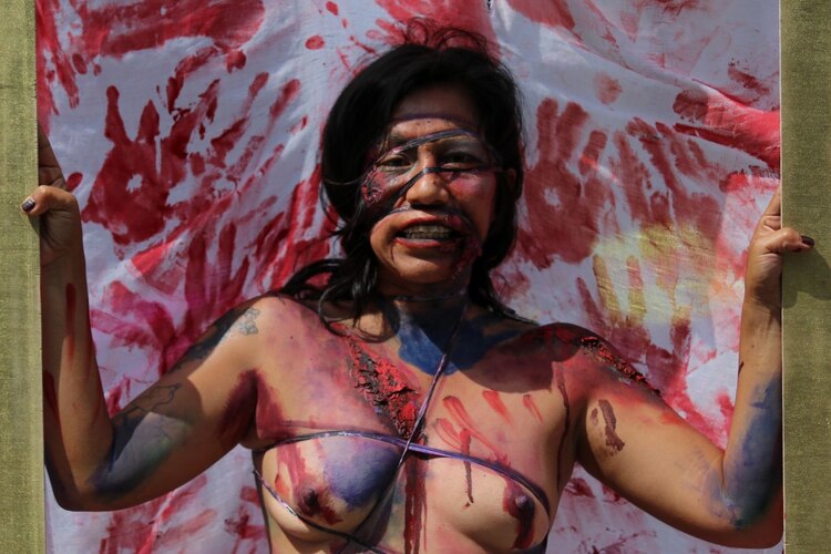 Durante el séptimo día de la toma de las instalaciones de la CNDH, una mujer protestó de esta manera.