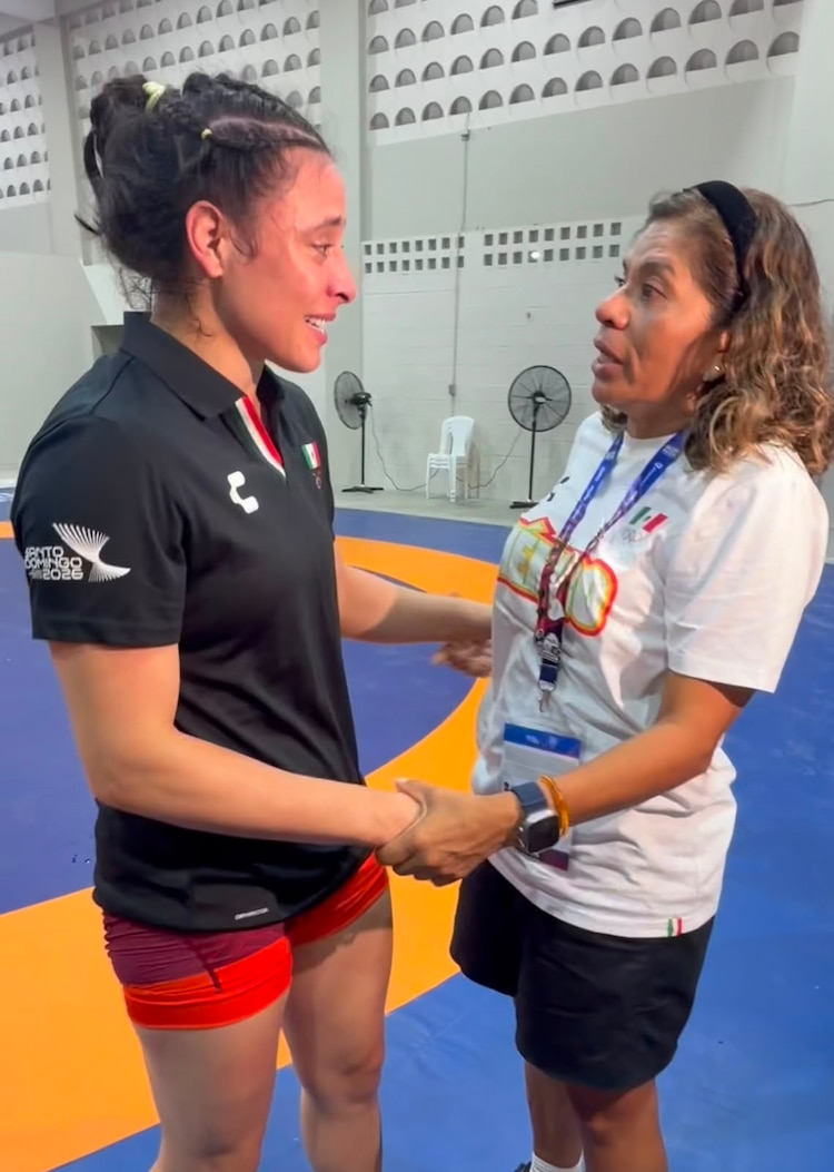 Ámbar Garnica junto a Mary José Alcalá.