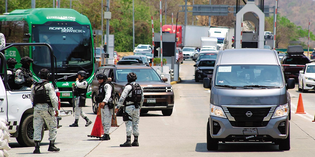 La Guardia Nacional reforzó la Autopista del Sol, en Acapulco, Guerrero, ayer.