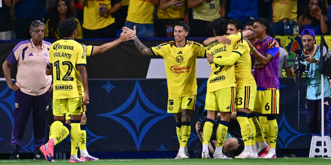 América celebrando uno de sus goles antes el Columbus Crew.