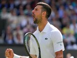 Novak Djokovic celebra junto con la afición de Wimbledon el pase de Inglaterra a las semifinales de la Eurocopa