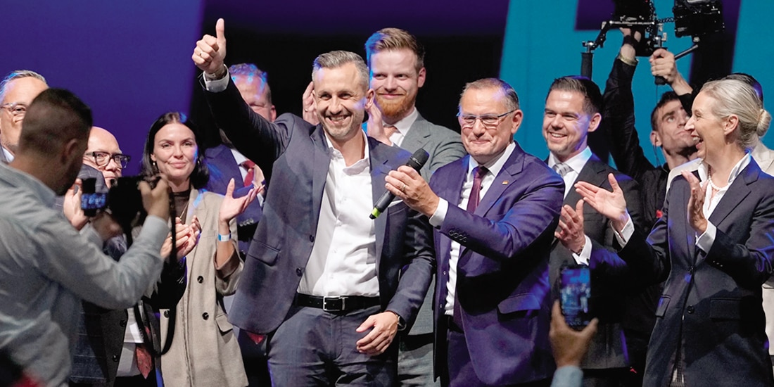 EL CANDIDATO de AfD, Ulrich Siegmund,
levanta el pulgar tras el triunfo, ayer.