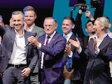 EL CANDIDATO de AfD, Ulrich Siegmund,
levanta el pulgar tras el triunfo, ayer.