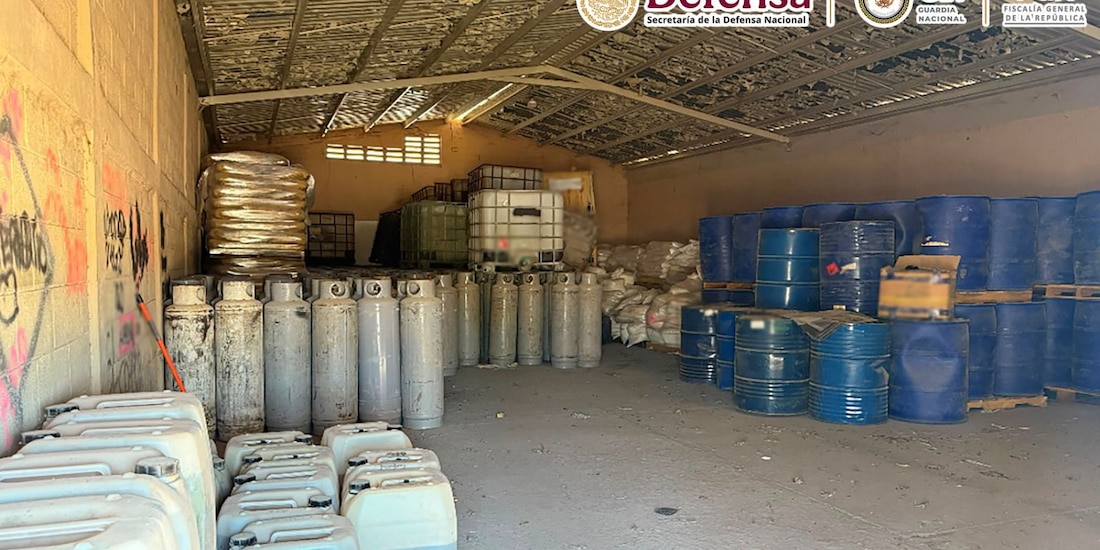 Autoridades aseguraron 24 mil 400 litros de metanfetamina líquida en Los Mochis, Sinaloa.