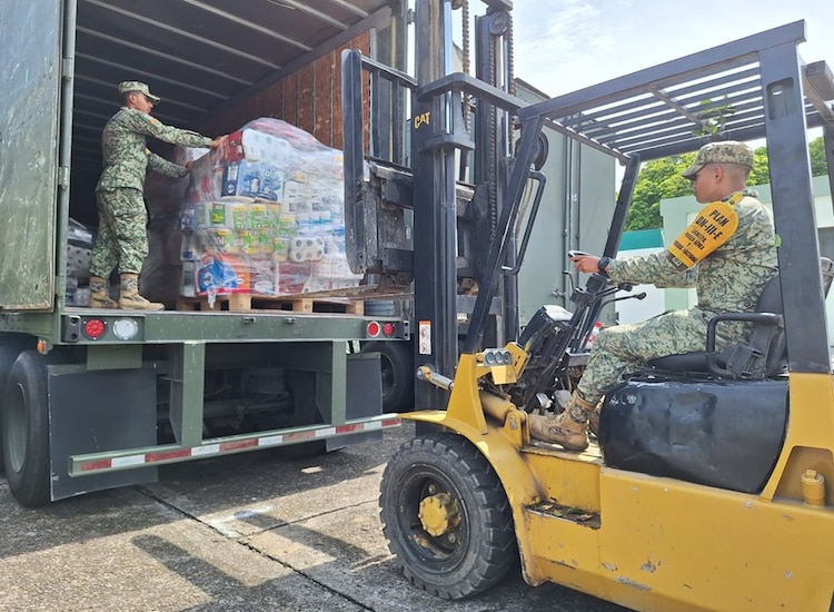 Elementos de la Secretaría de Marina coordinaron el embarque de alimentos, agua, medicamentos y plantas potabilizadoras que reforzarán la atención de la emergencia en Venezuela.
