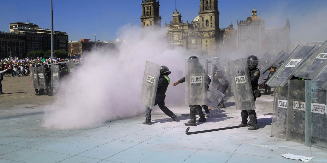 Enfrentamiento entre civiles y policías al cierre de la "Marcha de la Generación Z".