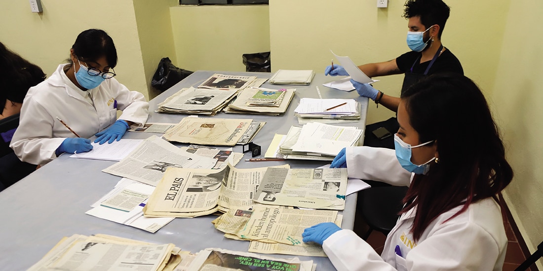 Expertos del Cencropam, durante los trabajos de conservación del acervo