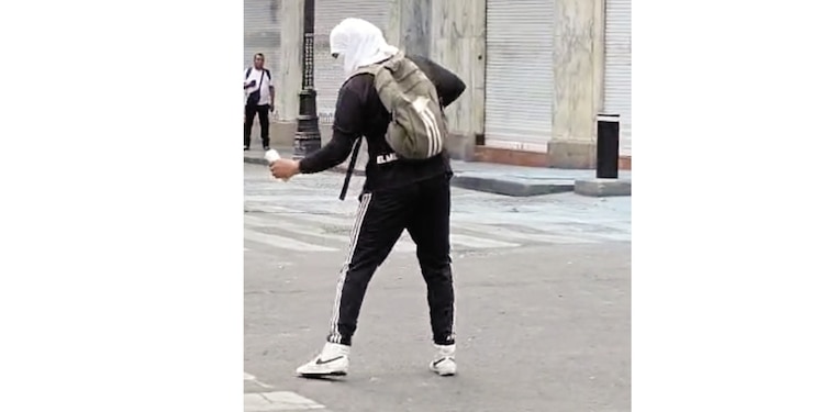 UNA PERSONA
enciende un petardo
(círculo) y lo lanza
detrás de las vallas.