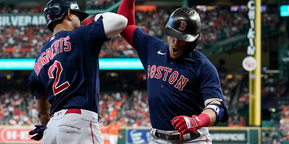 Jugadores de los Red Sox celebran un Grand Slam ante los Astros