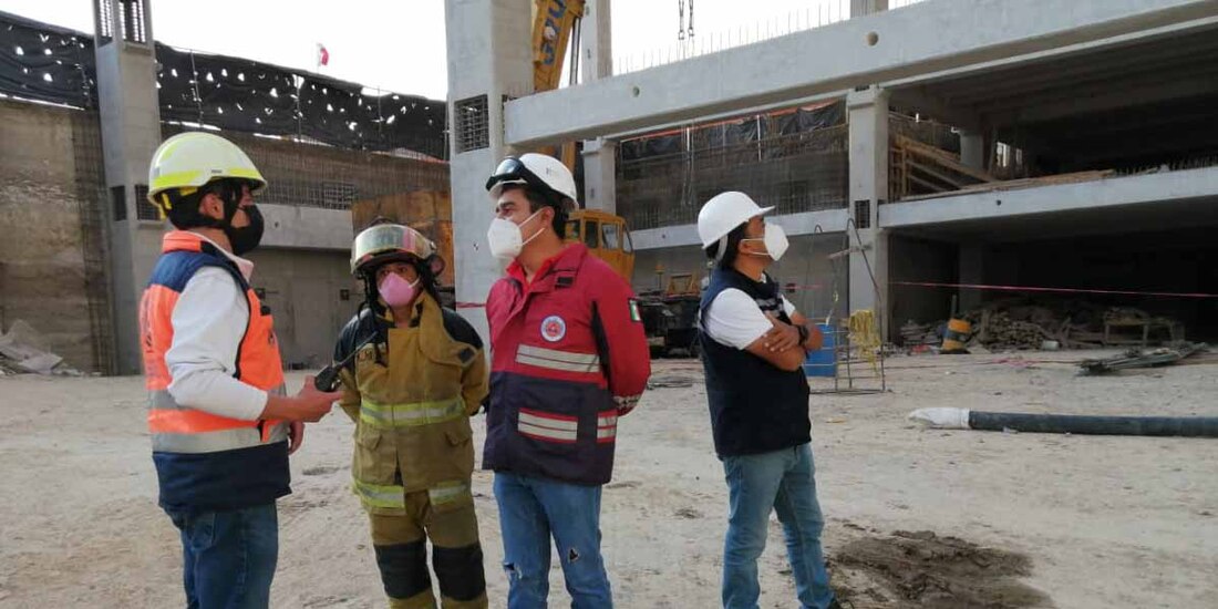 Personal de Protección Civil revisan las condiciones en que operaba esta construcción.