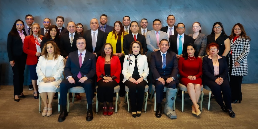 La Ministra Yasmín Esquivel Mossa encabeza la reunión con juzgadores civiles locales y federales.