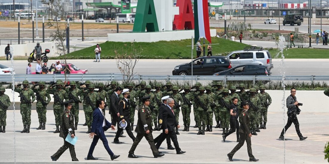 El Presidente, ayer, en el aeropuerto Felipe Ángeles acompañado por los secretarios de la Defensa y de la Marina.