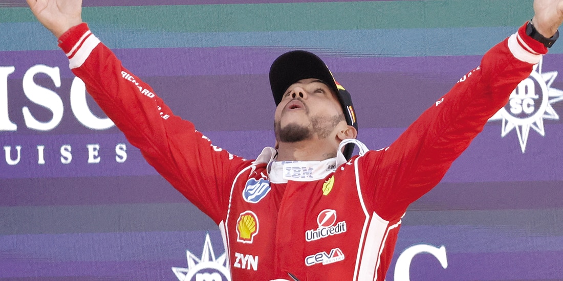 EL BRITÁNICO
levanta los brazos
para aventar su
trofeo, ayer.