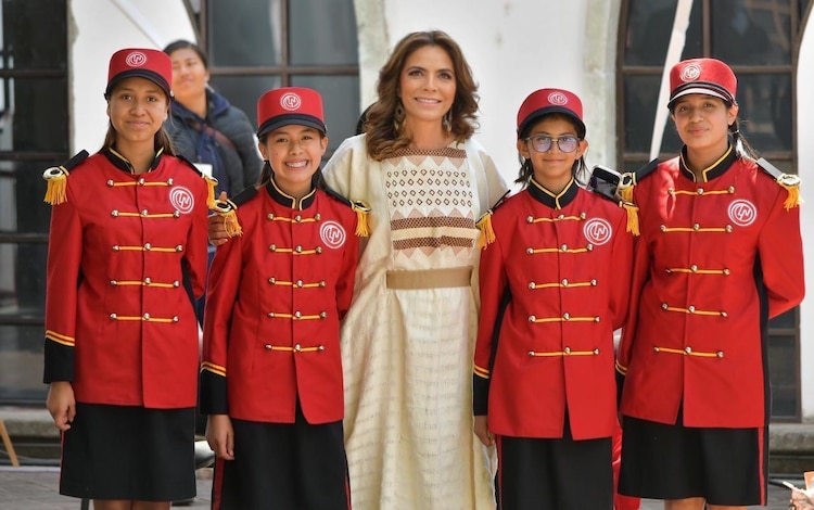 Niñas Gritonas de la Lotería Nacional participan en la ceremonia del 220 Aniversario del Natalicio de Benito Juárez.