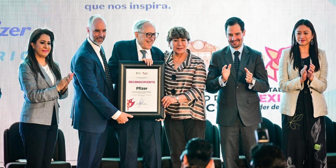 Delfina Gómez reconoce a Pfizer por 75 años en México.