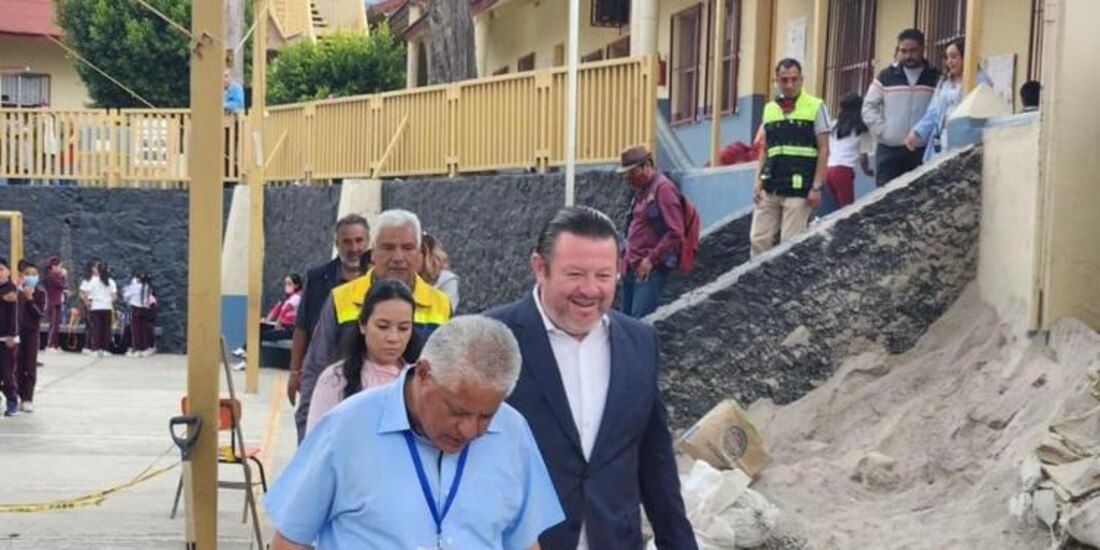 Luis Gerardo Quijano (der.) destaca el compromiso de proporcionar a los estudiantes un ambiente inspirador y propicio para el aprendizaje.