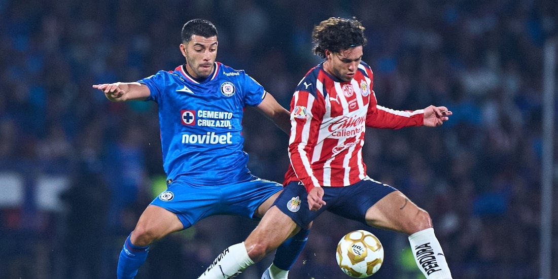 Una acción del Cruz Azul vs Chivas, de los cuartos de final del Apertura 2025 de la Liga MX