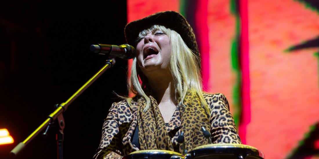 La legendaria banda The B-52s encendió el escenario del Tecate Emblema con sus grandes éxitos como “Love Shack” y “Rock Lobster”, demostrando que su música sigue viva entre generaciones.