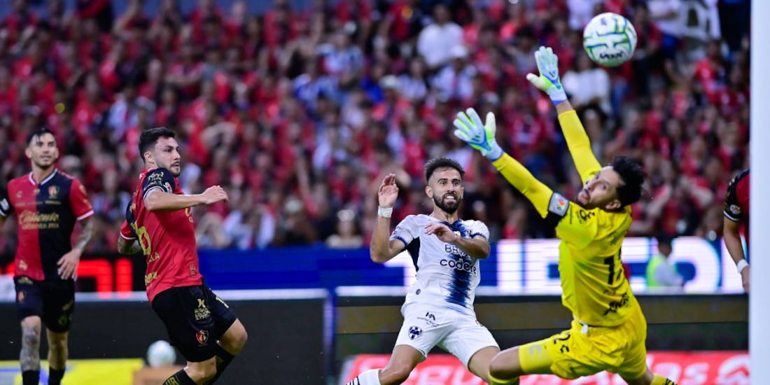 El momento exacto previo al gol de Diego Rossi.