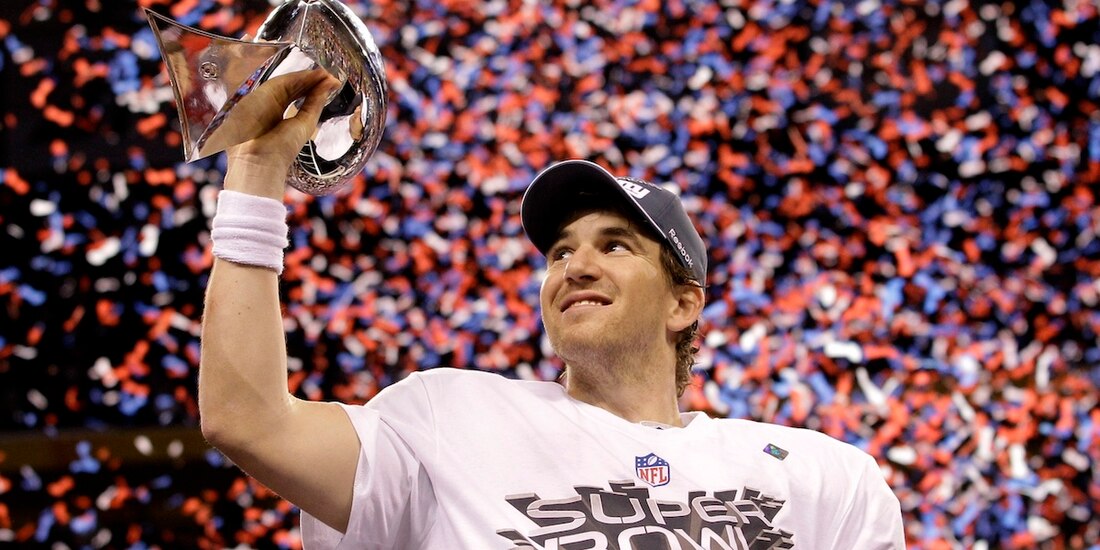 Eli Manning levanta el Vince Lombardi que ganó mientras fue jugador.