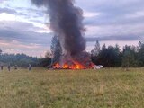 Cuerpos de emergencias se acercan a la zona donde cayó la aeronave privada en Tver, ayer.